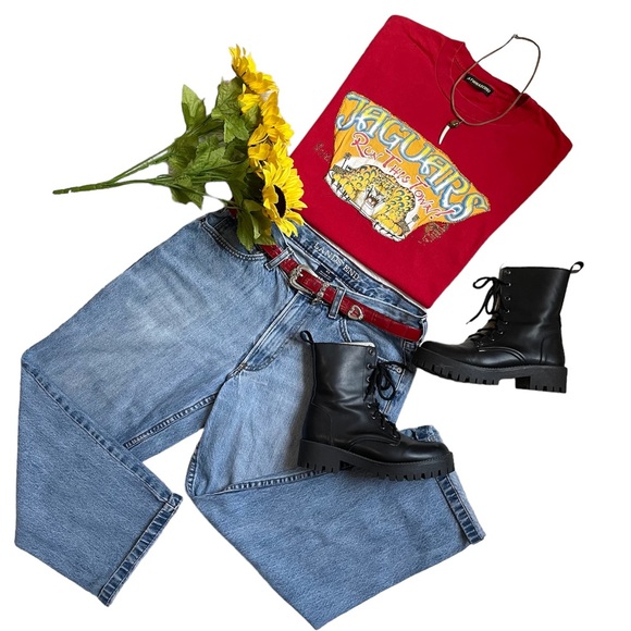 Vintage Jaguars Run this town red tee - Picture 13 of 17